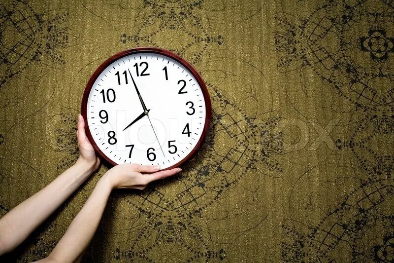 The clock has stopped. Часы стоковые картинки. Рука с часами на фоне стены. Картинки модель на фоне часов. Clock on the Wall.