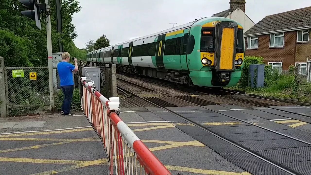 Железнодорожный переезд в Англии. Uk Level Crossing Train. Railroad Crossing uk.