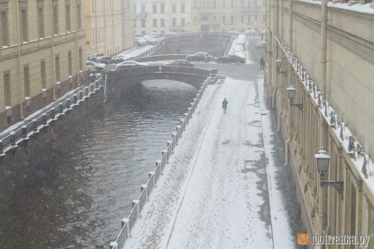 Нет воды спб сегодня. Питер в апреле. Петербург тает снег. Снег от парапета. Аппель снегопад ы Питере.