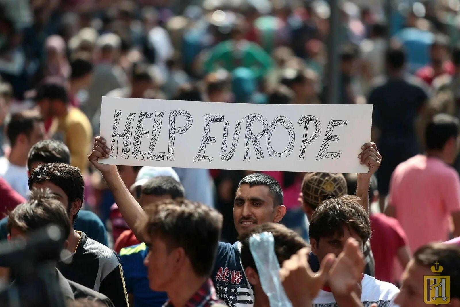 Европа страдает. Миграционный кризис в Германии 2015. Европейский миграционный кризис. Мигранты в Европе. Мигранты в ЕС.