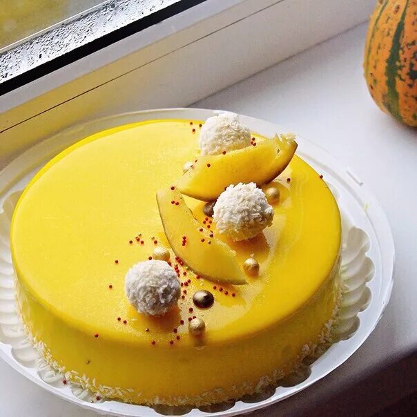 Банановое конфи. Торт манго маракуйя. Чизкейк манго маракуйя. Муссовый торт с бананом. Муссовые торт манго шоколад.