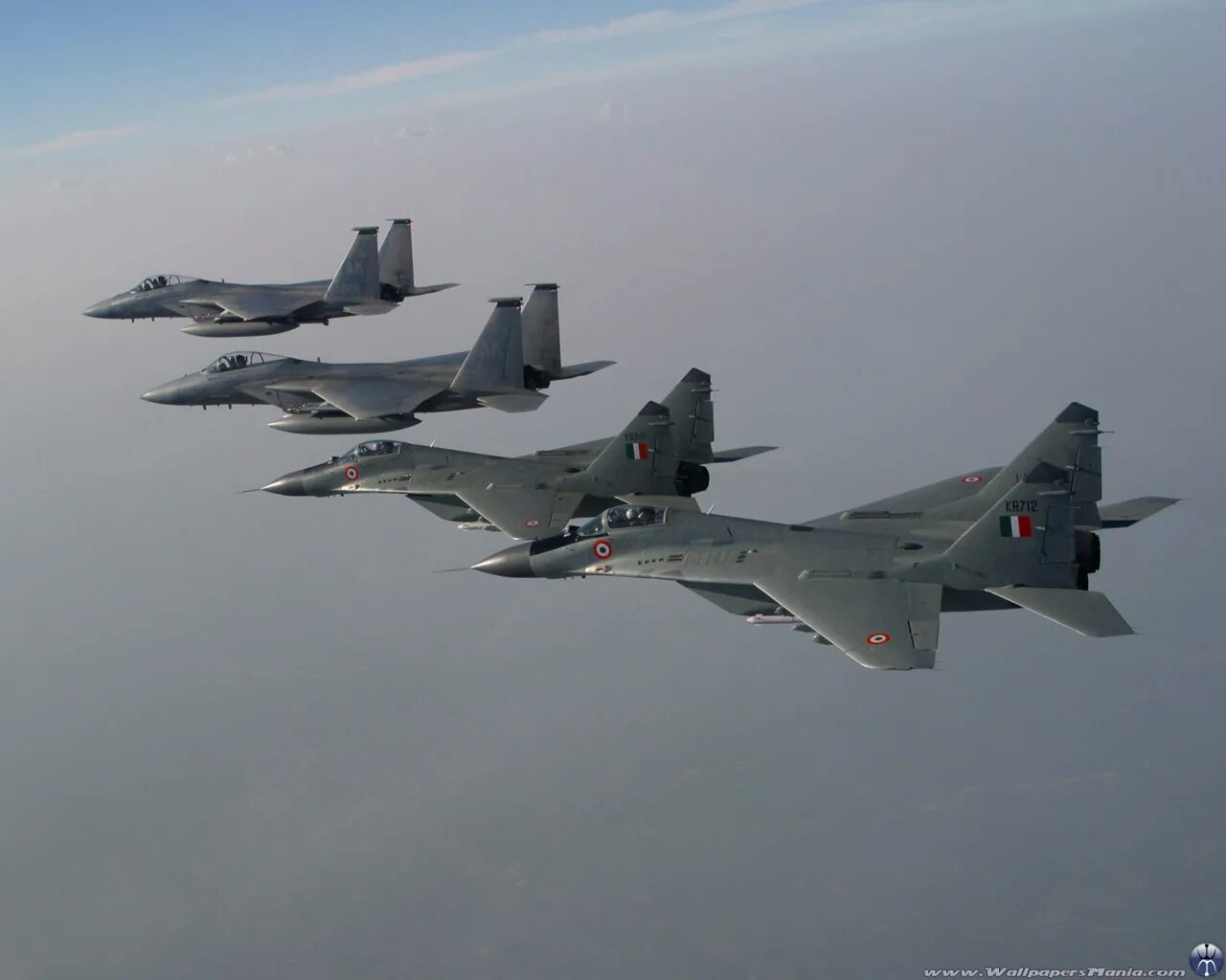 Миг 2. F15 и миг 29. Коллективное фото на фоне боевых самолетов. ВВС Индия самалйут вайени. Фото самалё Мик вайени.