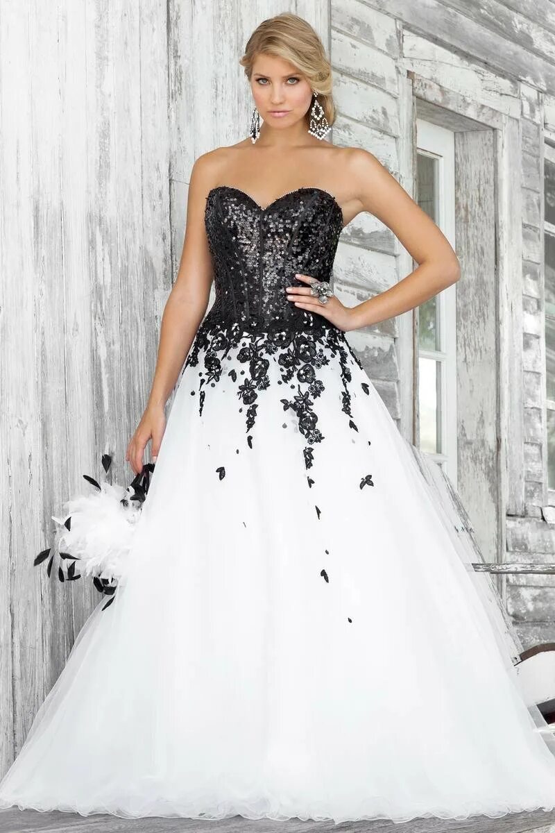 Платья в черном белом цвете. Черное свадебное платье. Свадебное платье белое с черным. Свадебное платье в черных тонах. Платье с корсетом вечернее.