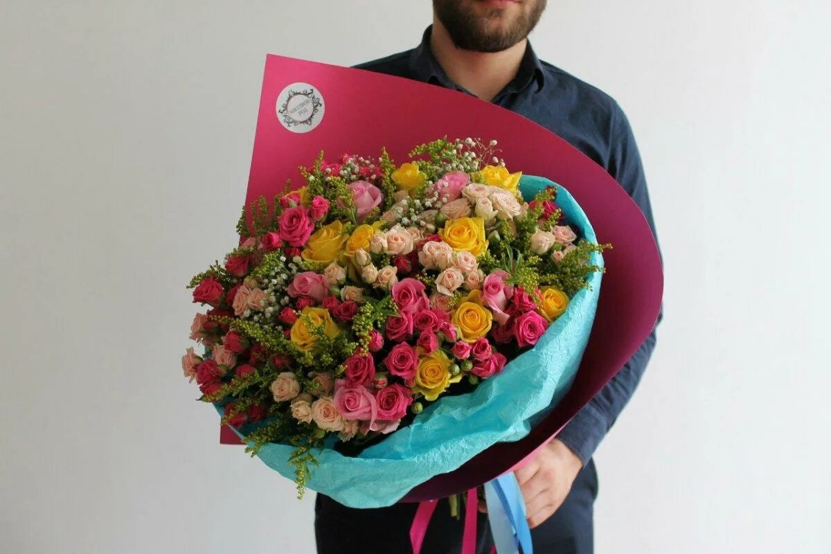 Девушка с цветком. Букет "девушке". Удивляй букет. Оригинальный букет. Удивляй букет.