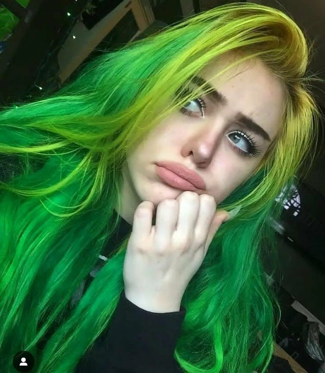 Билли Айлиш Green hair.