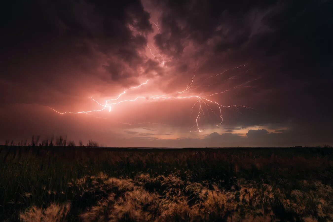 Какое небо в грозу. Грозовое небо. небо гроза. грозовые тучи. молния на небе.