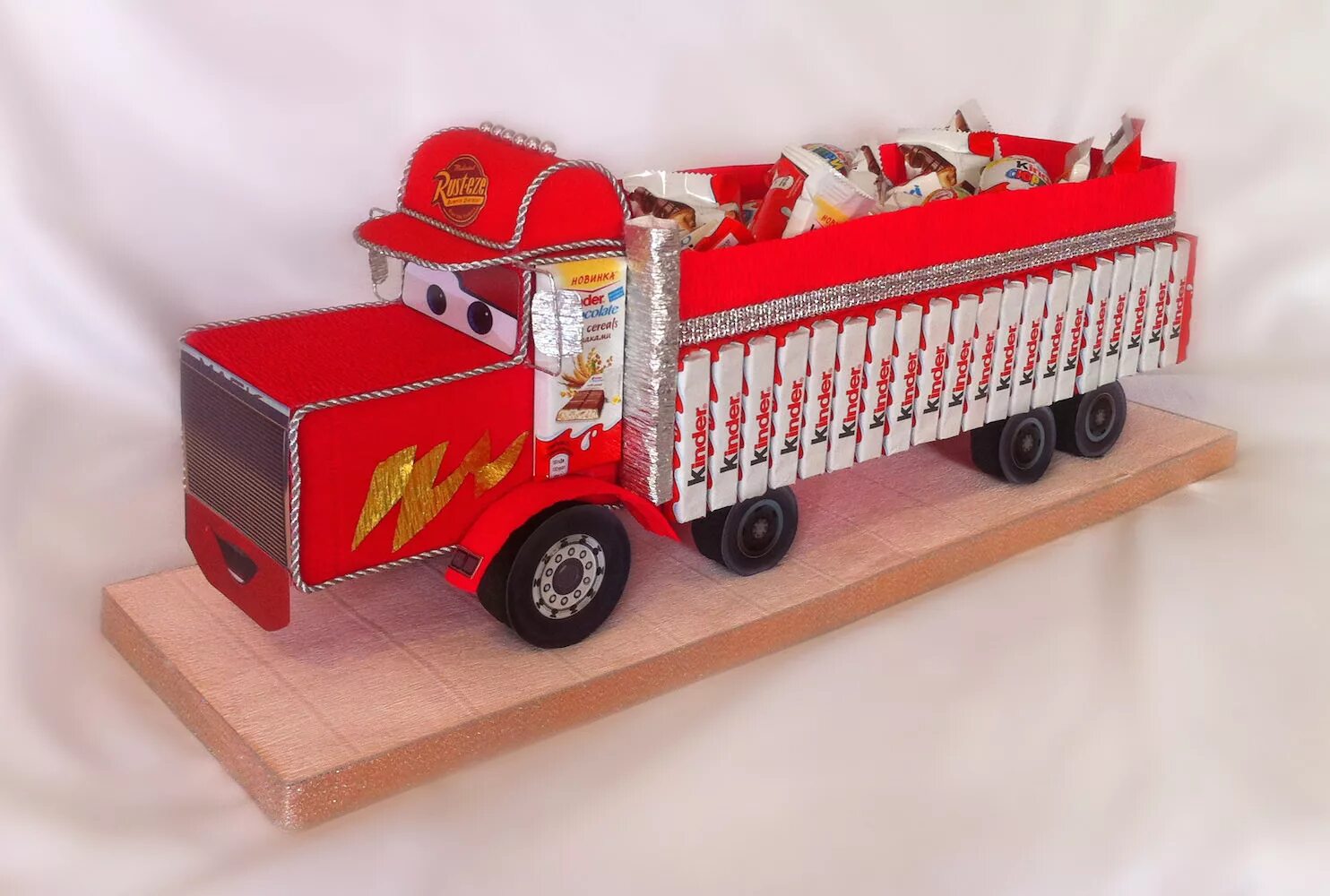 Машина из конфет. Пожарная машина из конфет. Пожарная машина поделка. Машинка из картона.