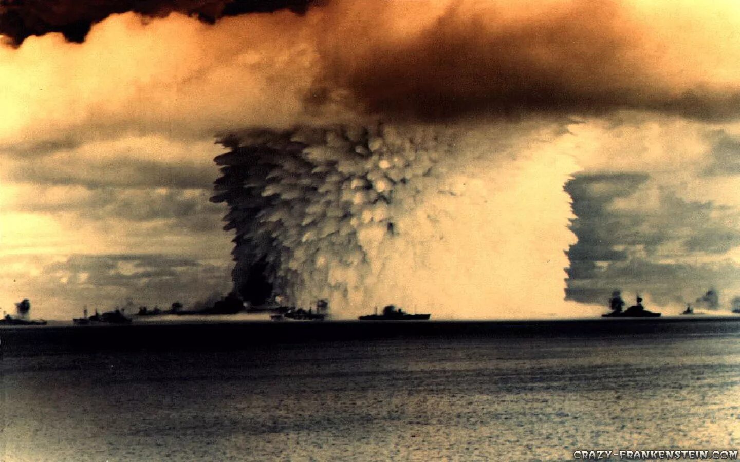 Испытание ядерного взрыва. Ядерные испытания на атолле бикини 1946. Атомный взрыв на атолле бикини. Атолл бикини ядерные испытания. Ядерный взрыв Атолл бикини.