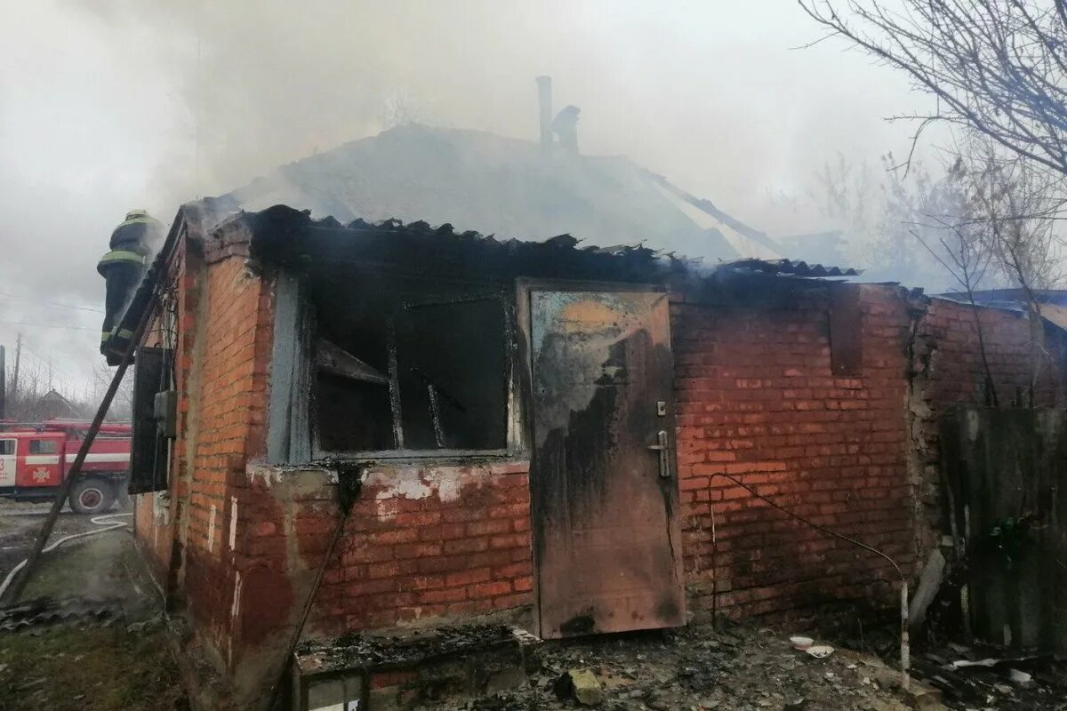 Пожар в частном доме. Дом после пожара. Сгоревший частный дом. Сгоревший дом фото. Построить дом после пожара