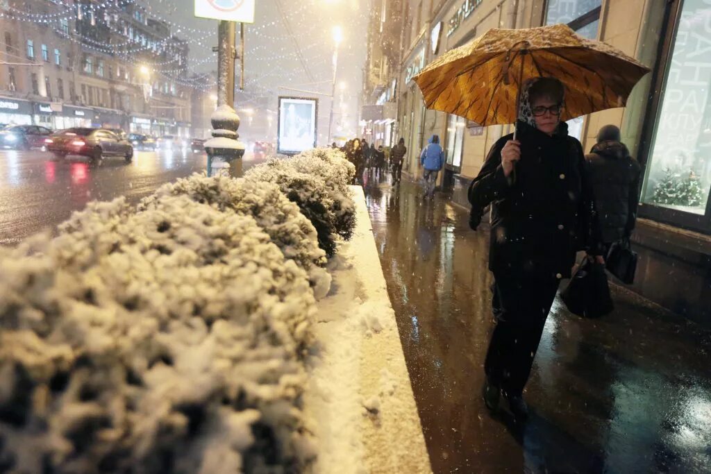Оттепель на улице. Фото Москва с маленьким снегом. Потепление в москве в декабре