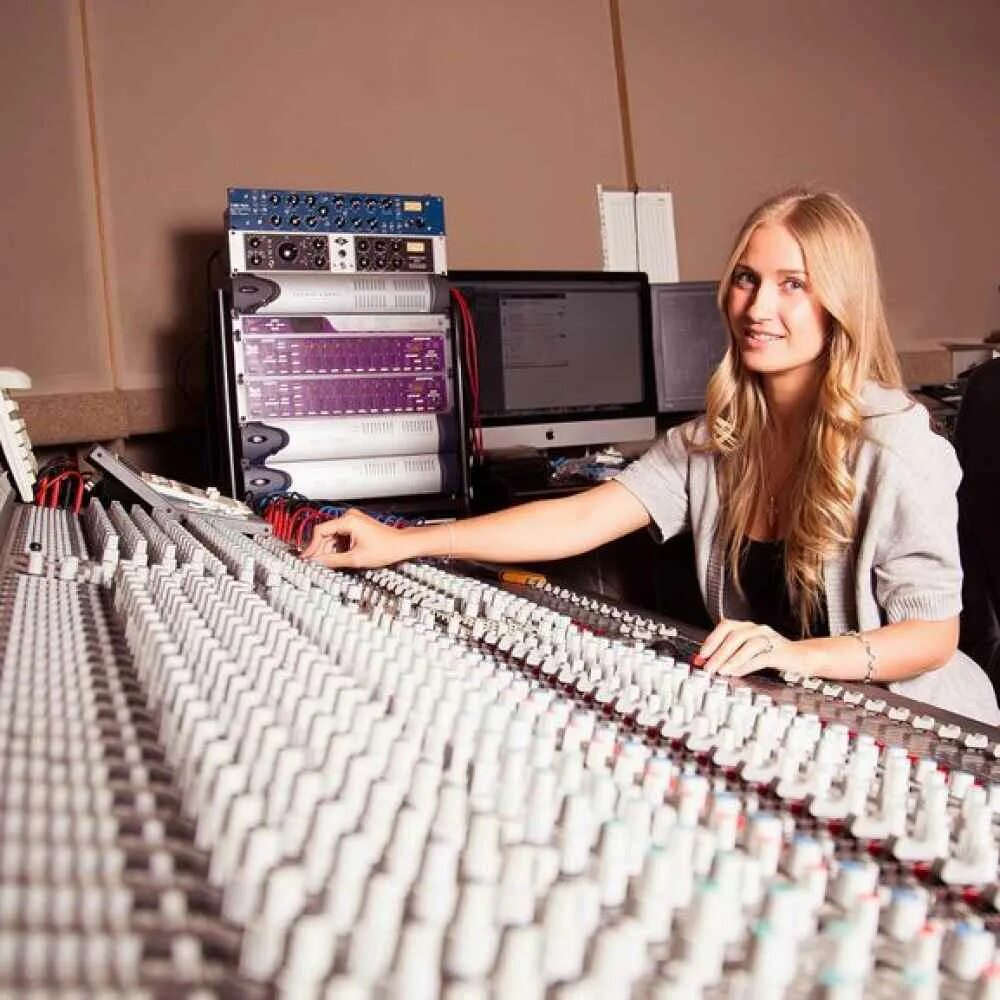 Iva records студия звукозаписи. Студия звукозаписи нижний тагил. Детская студия звукозаписи. Студийный микрофон alcatron cx 5. Газгольдер студия звукозаписи.