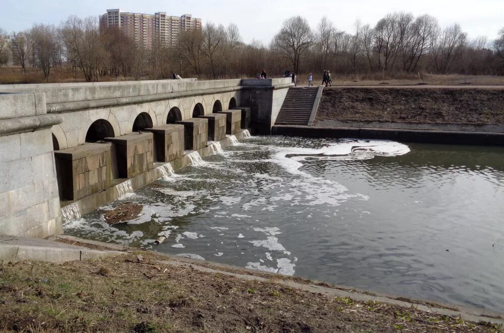 Плотина понте альто. Плотины тамбовской области. Плотина обьгэс новосибирск. Дамба в среднеуральске. Мост плотина баболовского парка.