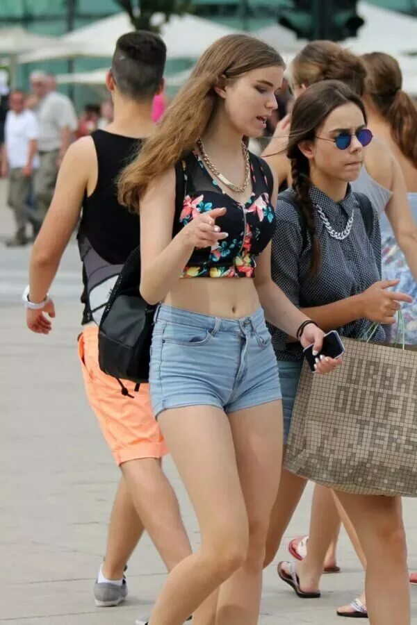 Greek candid. Girl street belly. Church candid. Candid. Красивые женщины на улице.