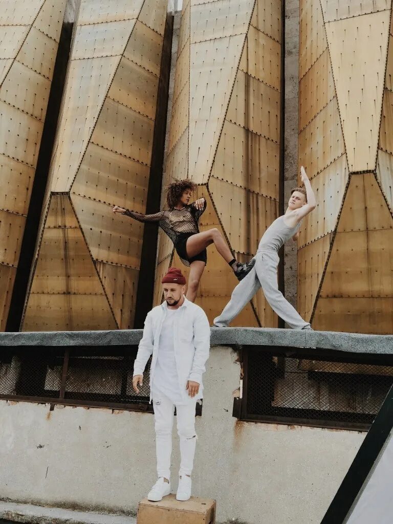 Мир кружит монатик. Песня монатик кружит. Монатик кружит голову. Мир кружит монатик. Песня монатик кружит.