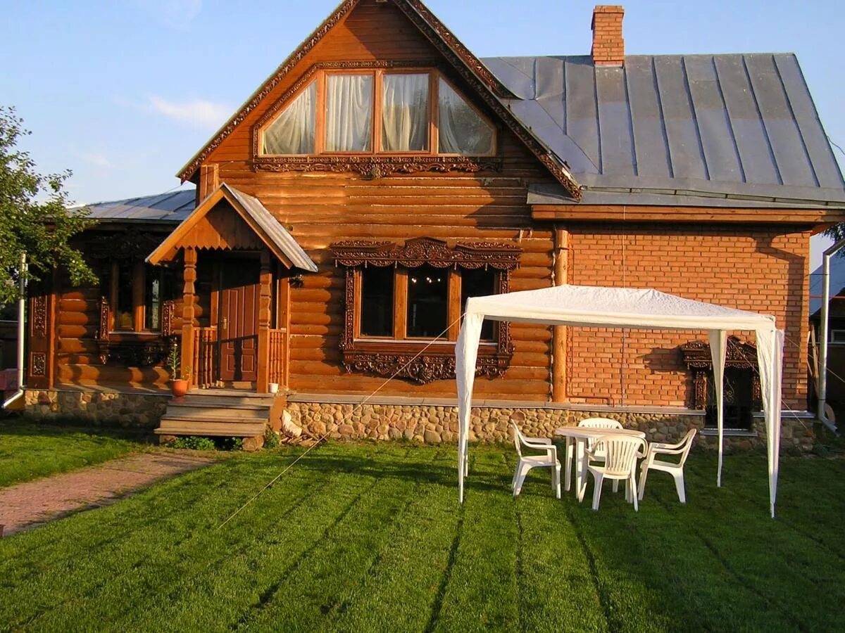 Красивые домики суздальского района владимирской области-. Суздаль старый дом. Дворики владимирская область. Деревянный отель в суздале. Снять домик в суздале.