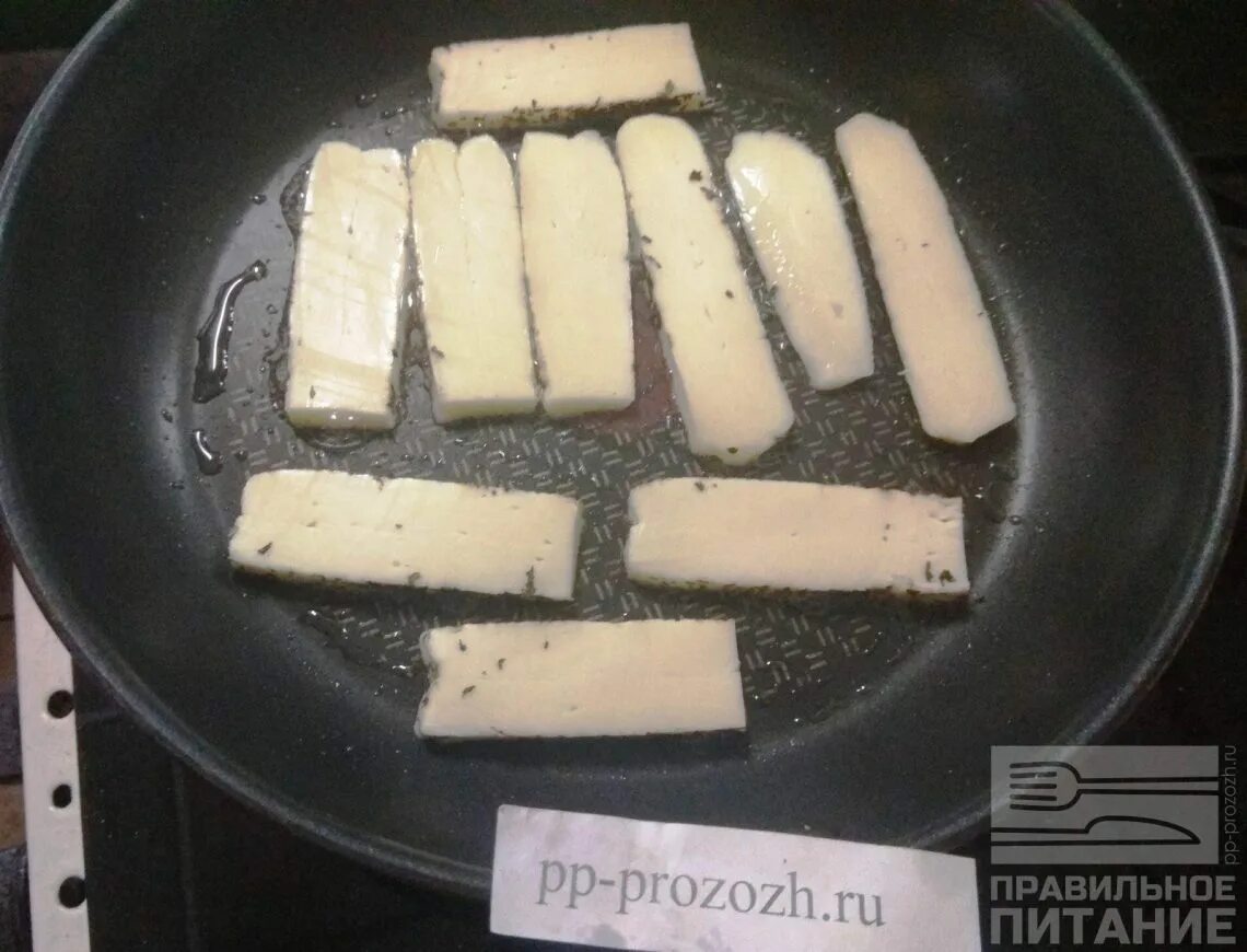 Жареный сыр на сковороде. Сыр на сковороде. Hellim халуми. Халлуми. Халуми в духовке.