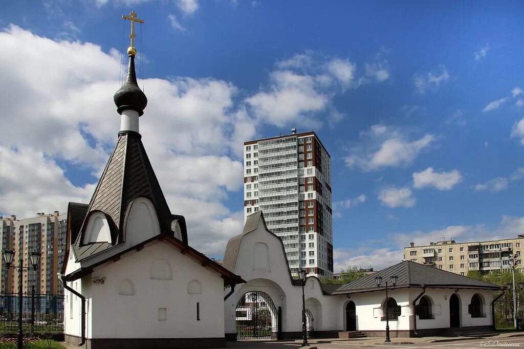 Храм апостола петра в веселом поселке. Храм на искровском проспекте. Петра в веселом поселке. Ап. Храм в веселом поселке.