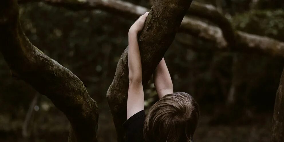 Насильник напал на девушку. Парень в лесу. Насилие девушек в лесу. Насилие молодой девушки. Насилие девушек в лесу.