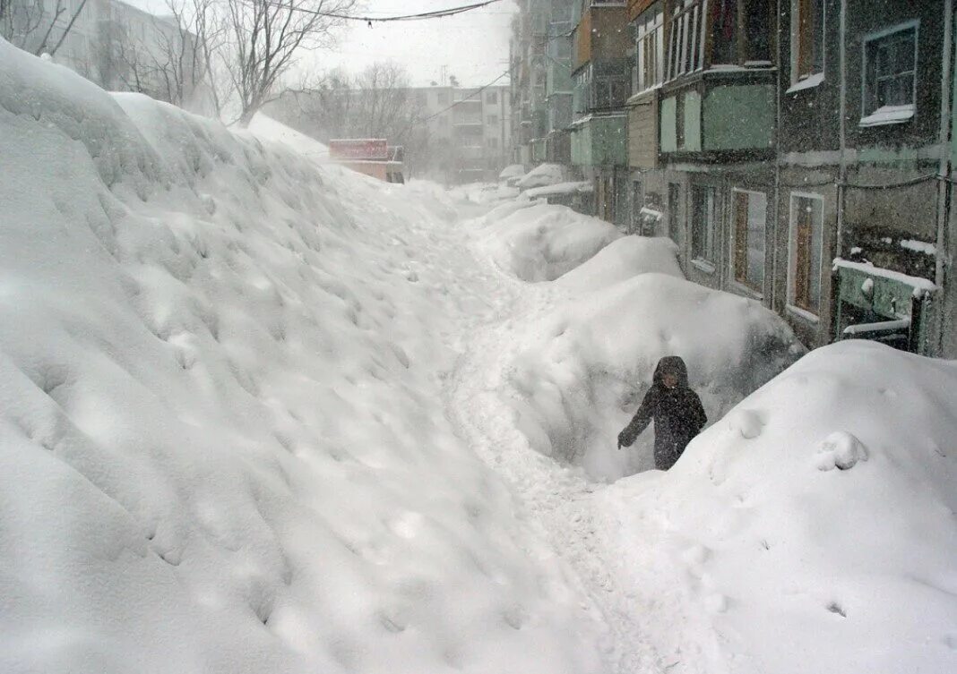 Много снега в городе. Двор занесенный снегом. Занесло снегом. Снежные заносы. Сугробы раньше