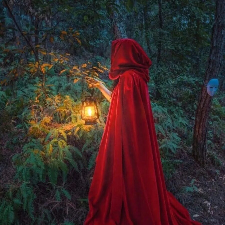 Фотосессия в красном плаще в лесу. Девушка в красном плаще с капюшоном. Красная шапочка ремарк. Фотосессия девушки в красном плаще. Девушка в капюшоне.