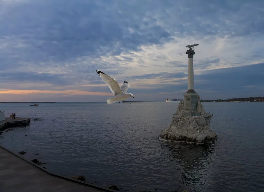 Памятник затопленным кораблям расположен в крымском. Севастополь памятник затопленным. Севастополь памятник затопленным кор. Набережная у памятника затопленным кораблям в Севастополе.