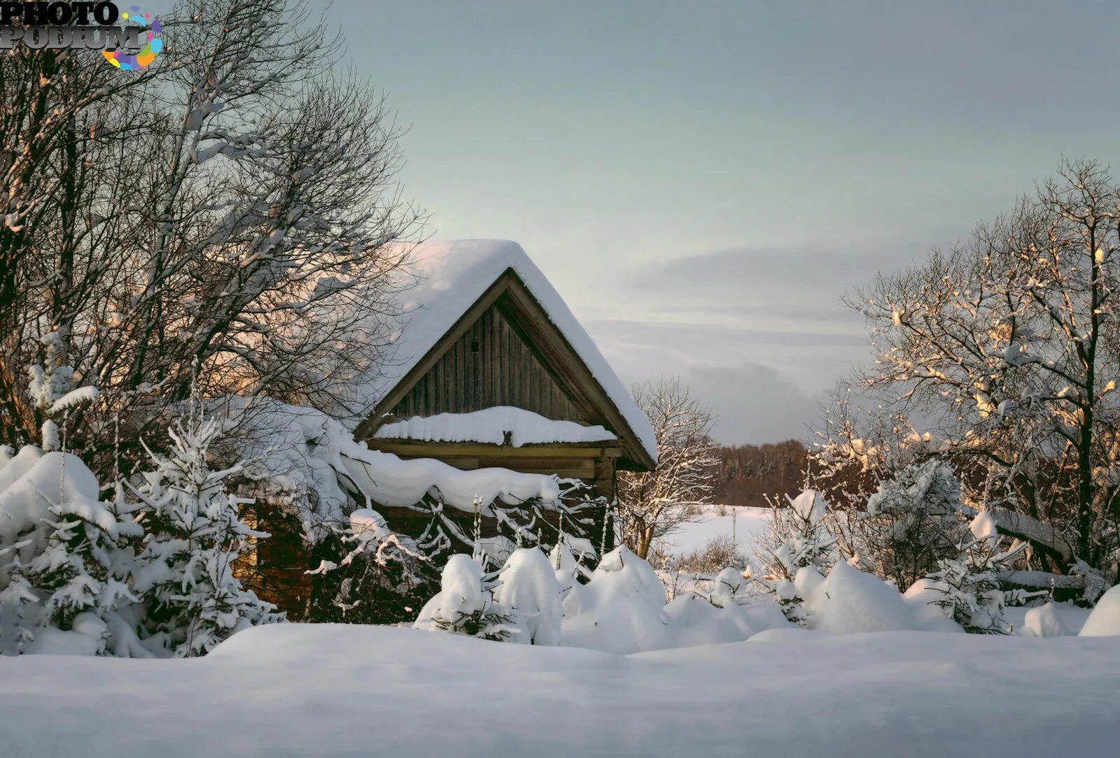 Деревня зимой. Деревенский домик зимой. Зимнее окно в деревенском домике. Деревня зимой фото. Деревня сугробы