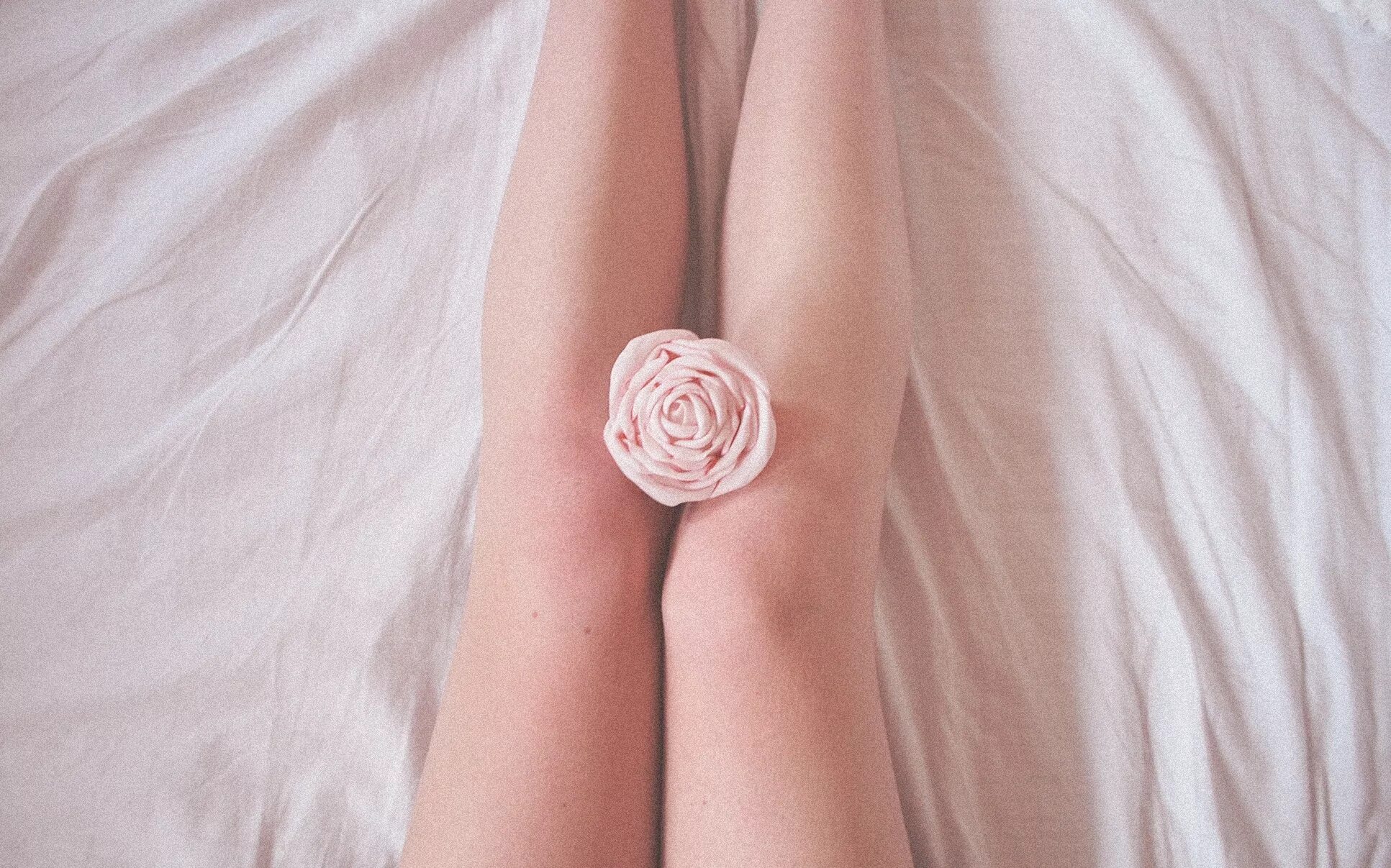 Бедра в постели. Цветы у ног на кровати. Цветы у ног в постели. Женские ноги на кровати с цветами. Розы к ножкам женщины в постель.