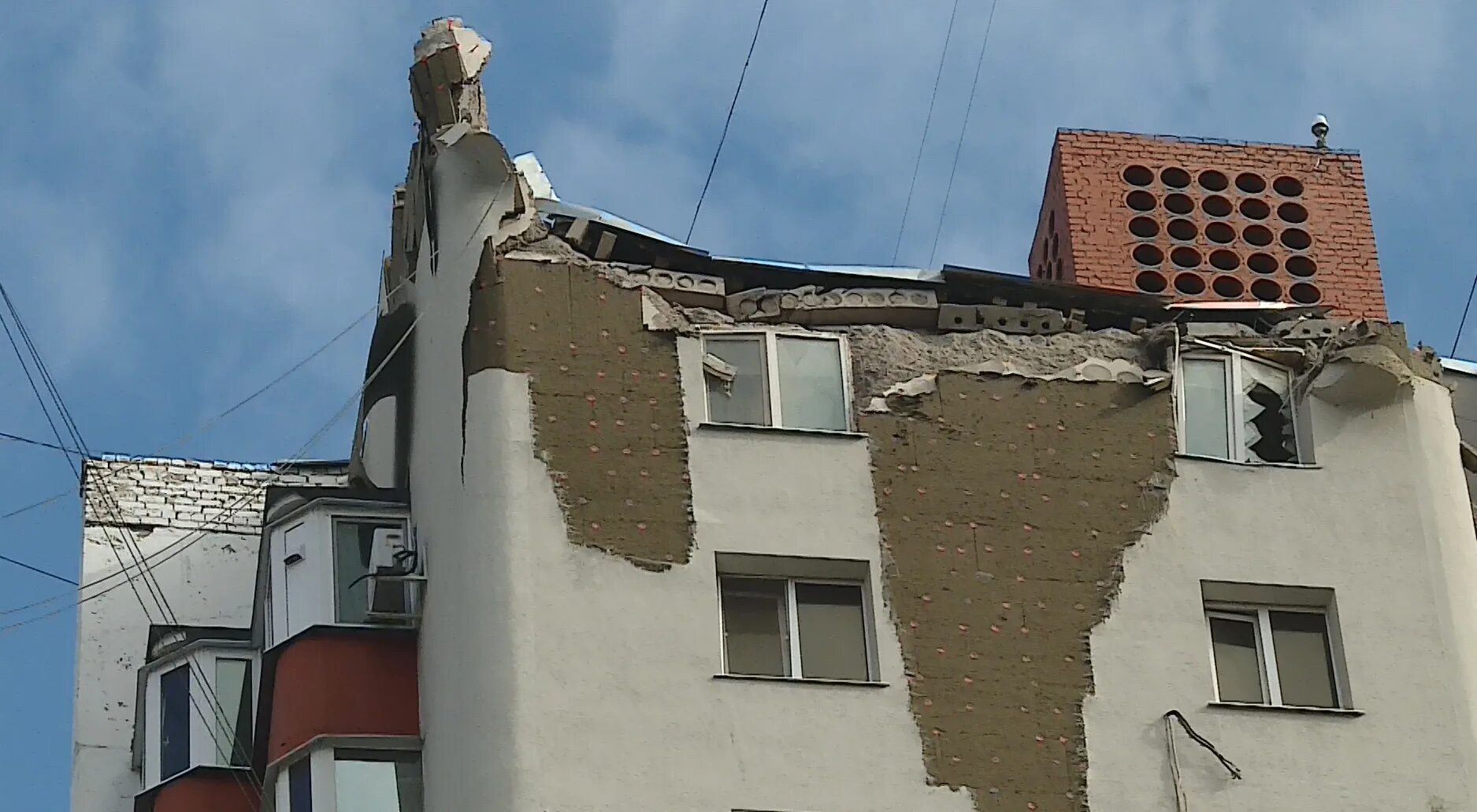 Разваливающийся дом. Обвал здания в Белгороде. Обрушилось здание. Белгород обрушение дома.