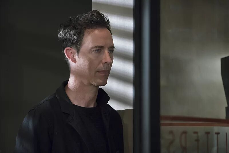 Стив кавана тринадцать читать. Harrison wells. харрисон велс с земли 2. флеш харрисон уэллс с земли 2. том кавана флэш.