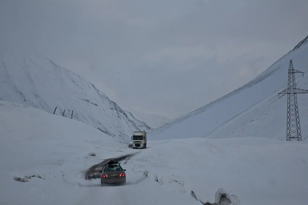 Крестовый перевал грузия снег. Крестовый перевал закрыт. Крестовый перевал грузия. Крестовый перевал высота над уровнем моря. Крестовый перевал молокане памятник.