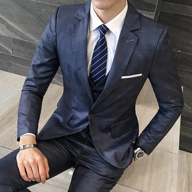 костюм мужской. серый деловой костюм. расстегнутый пиджак. пиджак с рубашкой. стиль без галстука.