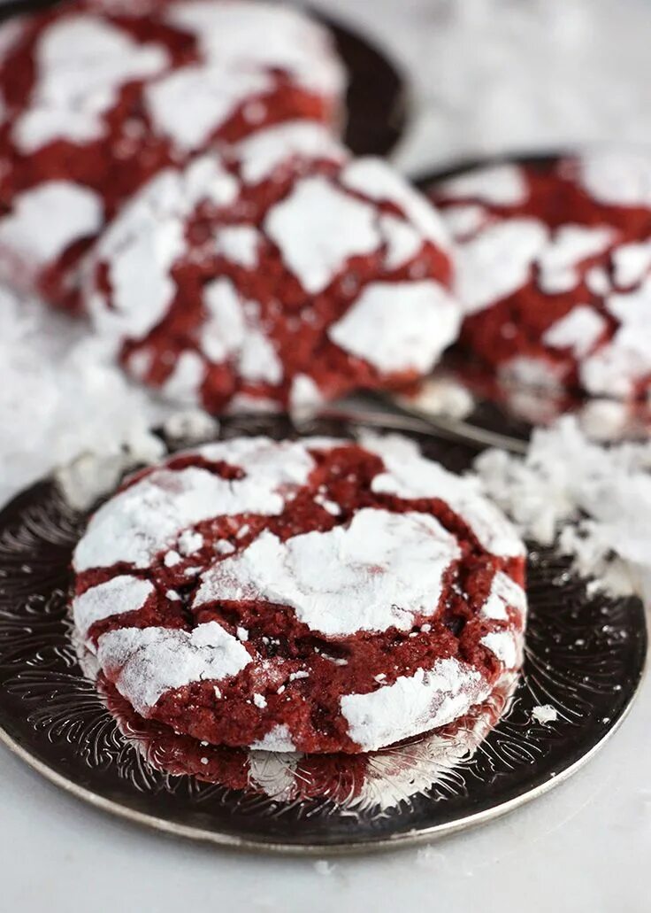 Red Velvet cookie. Печенье Red Velvet. Печеньки красный бархат. Печенье красный бархат с трещинками. Red cookies