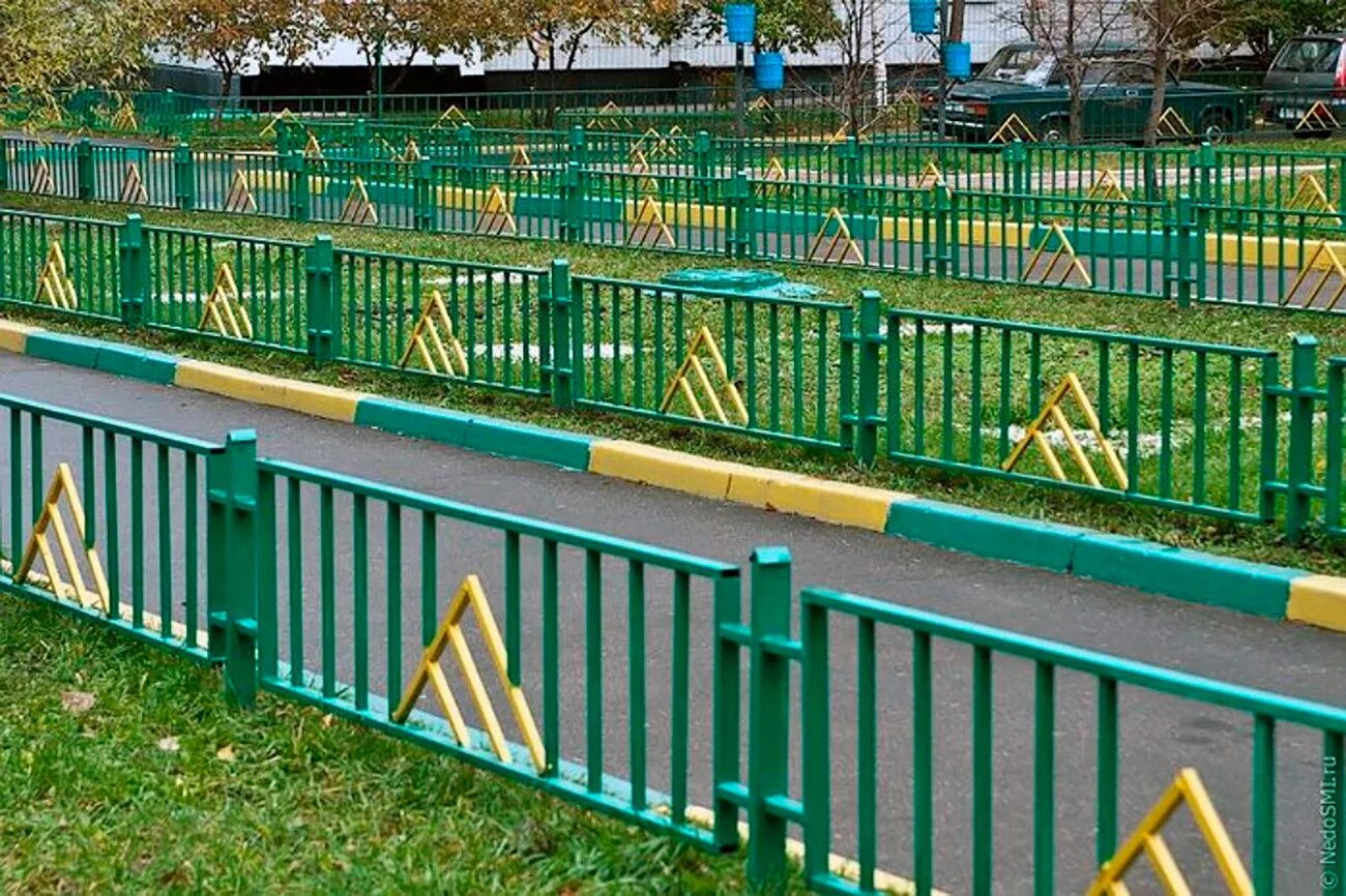 Ограждение придомовой территории. Ограждение территории благоустройства. Придомовая территория украсить. Ограждение территории благоустройства. Перильное ограждение.