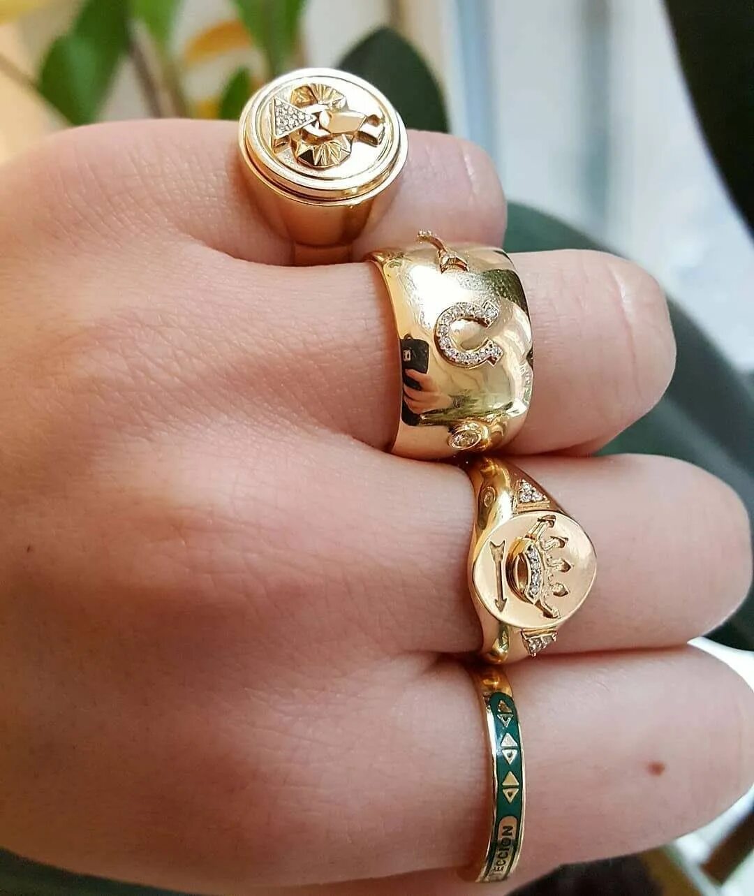 Золотое кольцо гуччи. Перстень женский. Кольцо печатка. Перстень золотой. Надеты кольца золотые