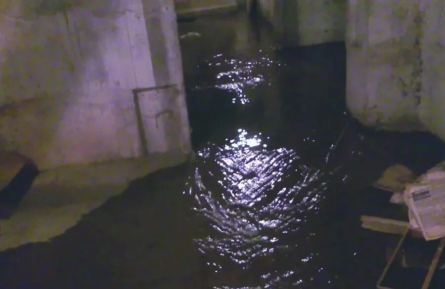 Затопленный подвал многоквартирного дома. Затопление помещения. Затопление подвала мкд. Подвал многоквартирного дома. Затопило подвал в многоквартирном доме.