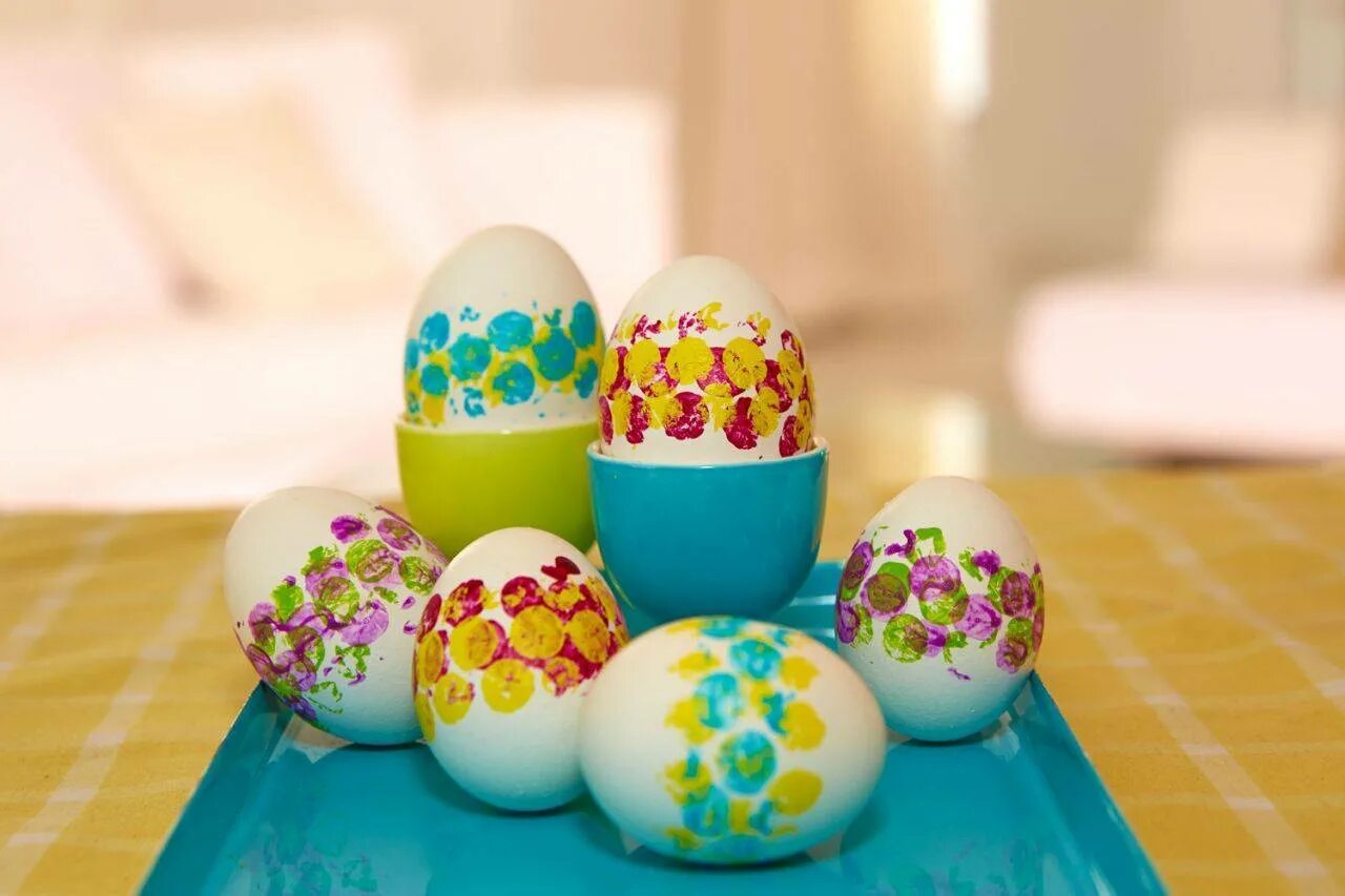 Красивые яйца своими руками. Украшение пасхальных яиц. Украшение яиц на Пасху. Украсить пасхальное яйцо. Украшение яиц с детьми.