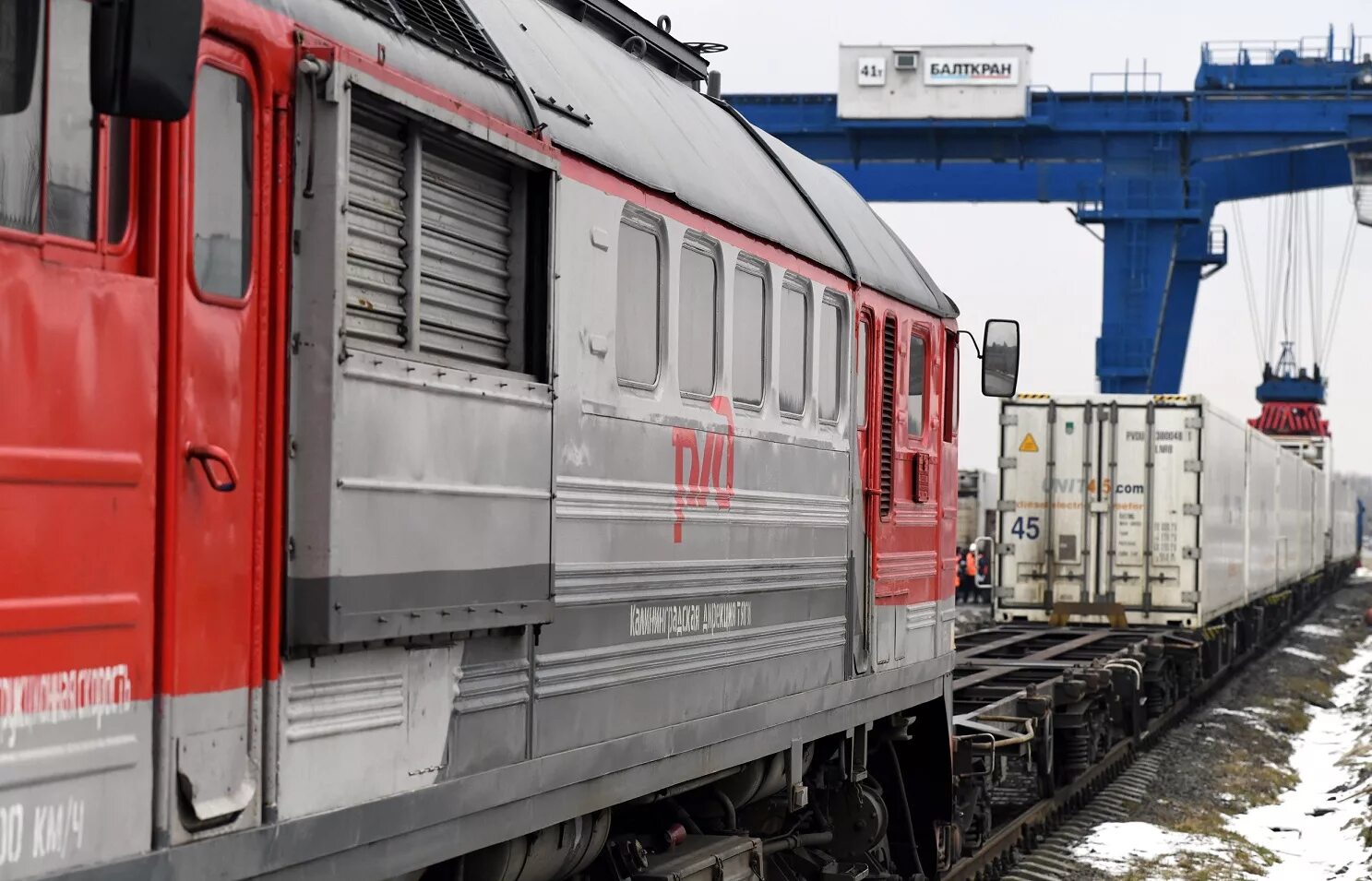 Ржд грузовой перевозка тариф. Контейнеры в полувагонах ржд. контейнерный поезд. грузовые контейнеры ржд. грузовые поезда ржд.