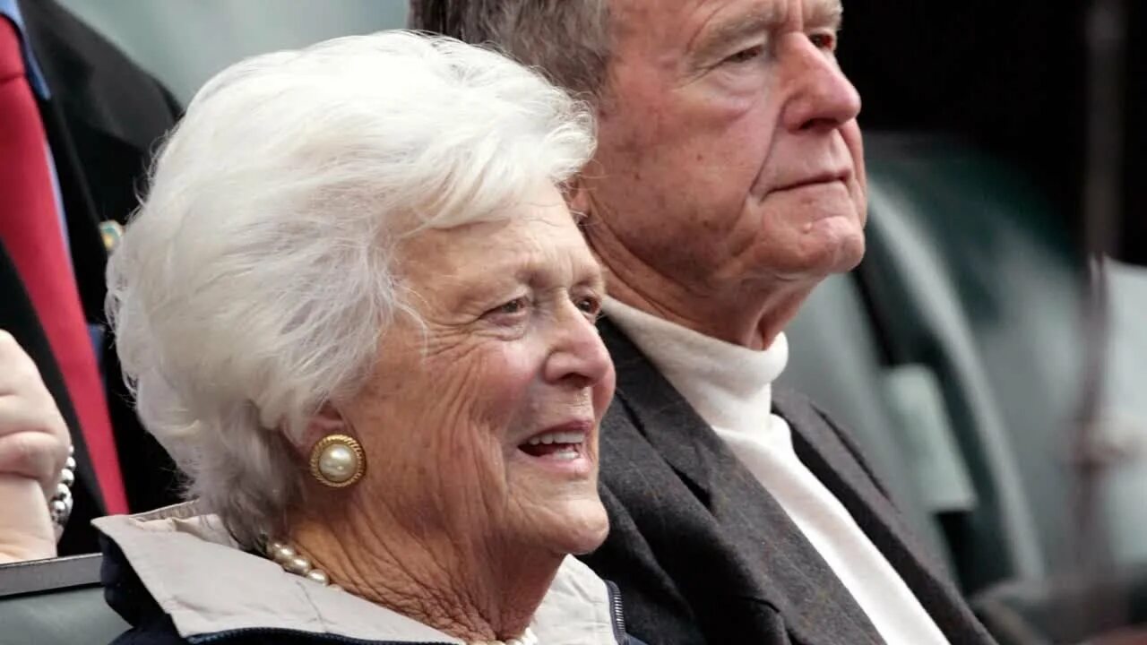 Жена буша старшего. Джордж и Барбара Буш. Барбара Буш жена президента. Джордж Буш старший с женой. Барбара Буш мать.
