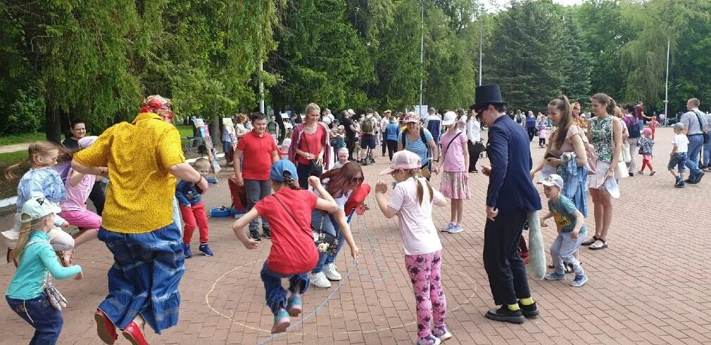 Новости брянска подсмотрено. Летний фестиваль. Крупные летние праздники. Качели на Кургане бессмертия Брянск. Фестиваль ура фото.