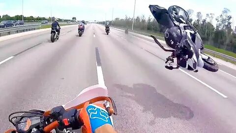 Мотоциклист едет первую