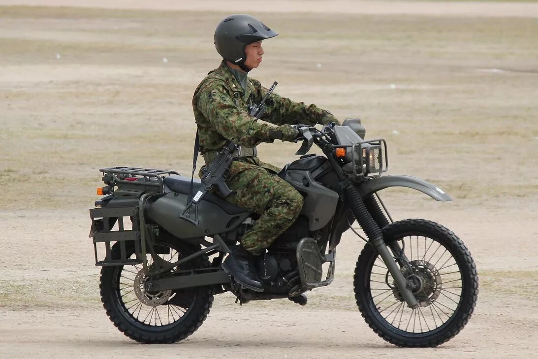 Kawasaki w 650 милитари. Военный мотоцикл ИЖ. Японский военный мотоцикл Кавасаки 250. Военный мотоцикл Урал 8.1037. Байков военная сцена