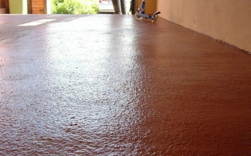 Крошка покрашенная. Крашенный бетонный пол. Покрасить бетонный пол. Краска резиновая для бетонного пола. Заливной резиновый пол.