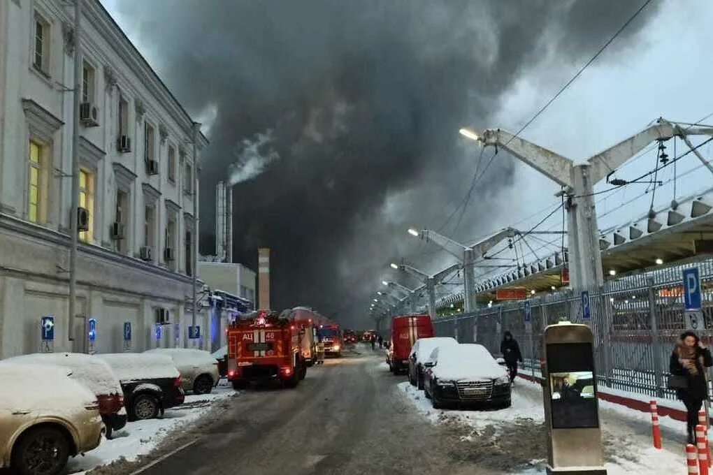 Пожар на площади 3. Пожарные в горящем здании. Горящее здание. Пожар на площади 3. Горящее здание.