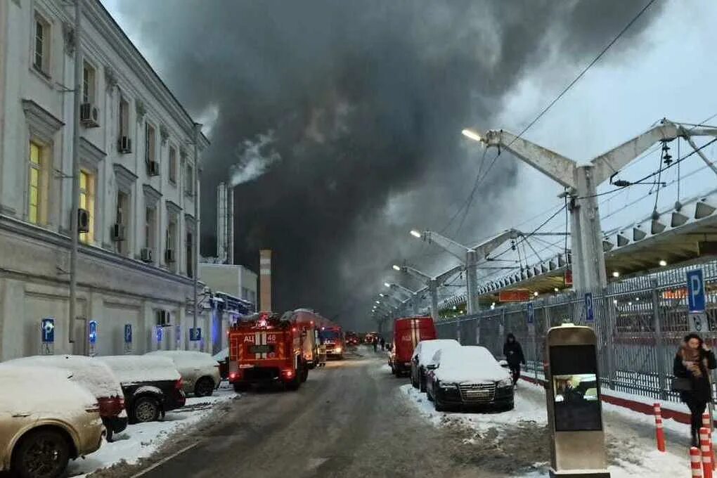 Пожар в Москве. Пожар в здании. Пожар на площади трех вокзалов. Площадь пожара. Площадью сгорела