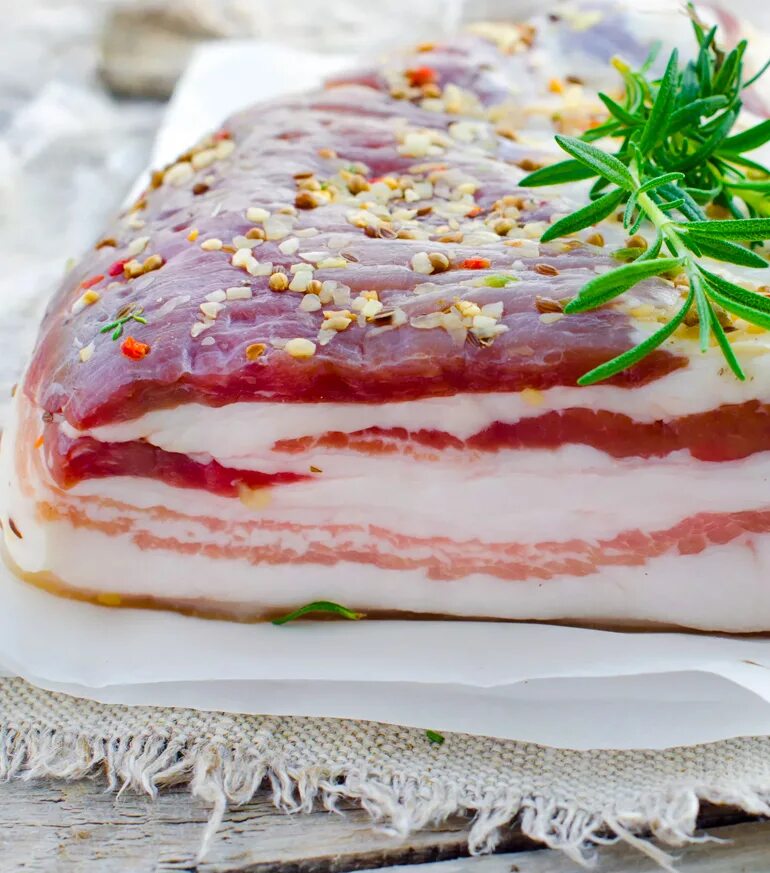 сало с прожилками мяса. сало соленое шпик. сало с прослойкой. кусочек сала. сало.