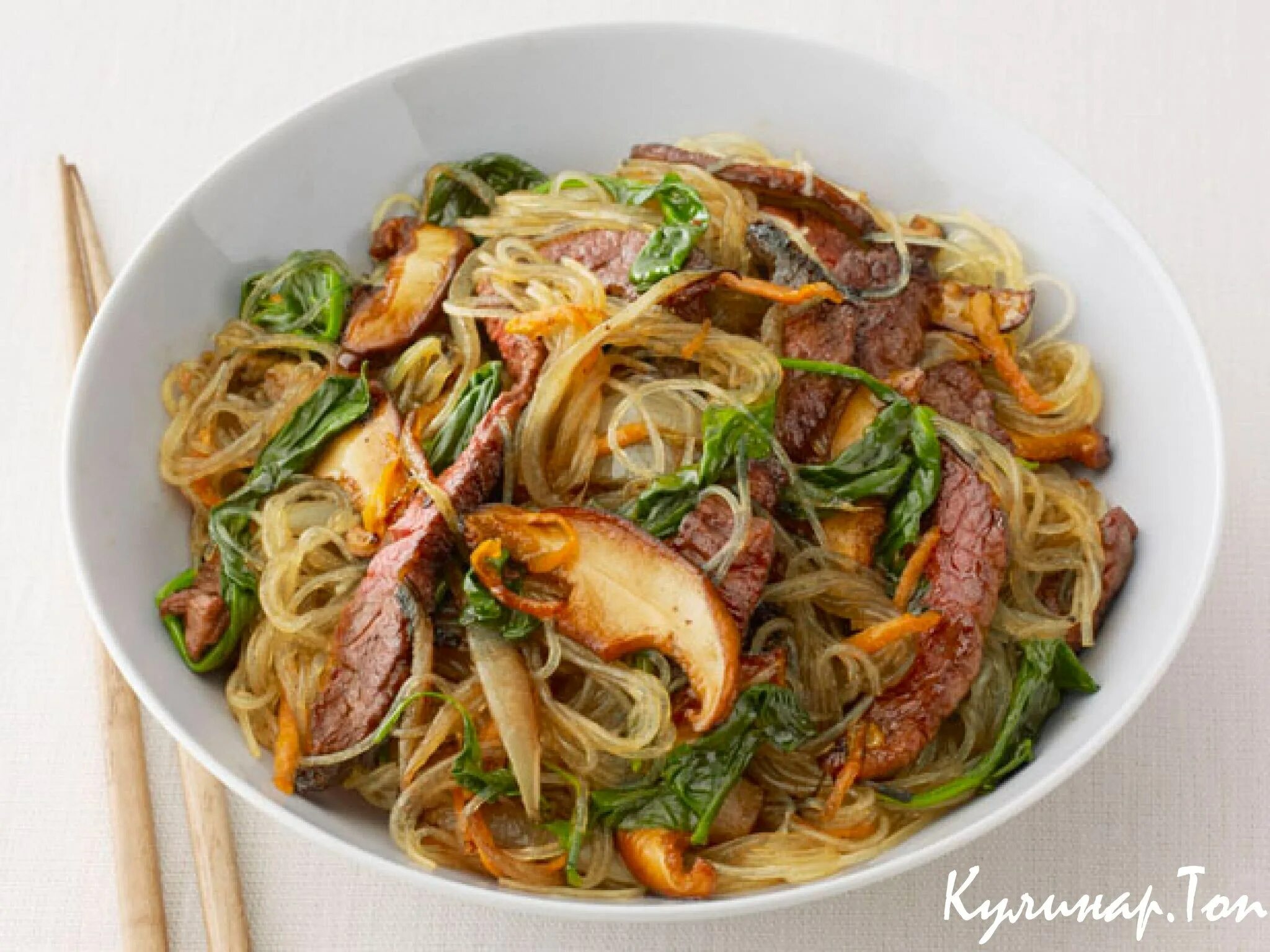 Китайская стеклянная лапша. Салат с рисовой лапшой. Китайская лапша Beef Noodle. Стеклянная лапша корейская. Стеклянная лапша с говядиной.