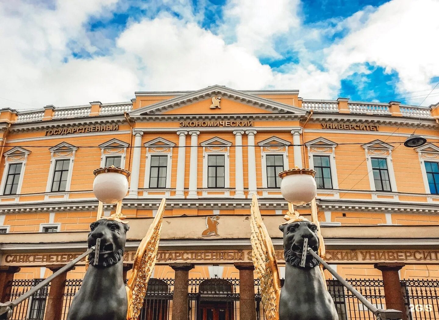 Санкт-Петербургский экономический университет. СПБГЭУ Санкт-Петербургский государственный институт. Университет ФИНЭК СПБ. СПБГЭУ главный корпус внутри.