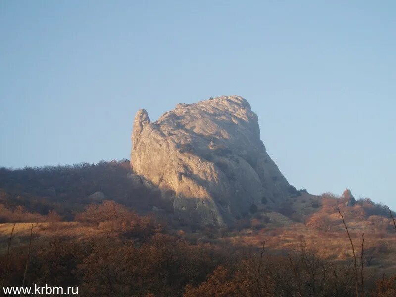 Курбан крым. Курбан Кая Крым гора. Гора Курбан – Кая Щебетовка. Курбан-Кая жертвенная скала Крым.