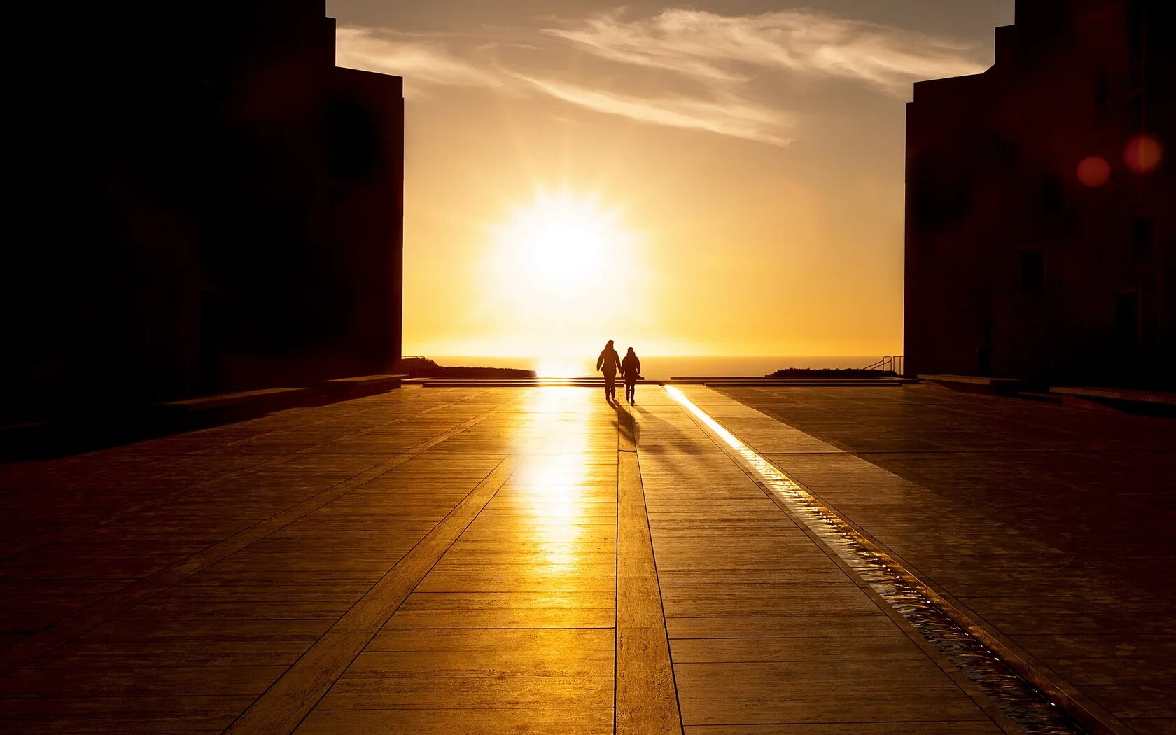 Уходящая женщина со спины. Уходишь на движение. Уходишь на движение. Человек на дороге. Девушка идет вперед.