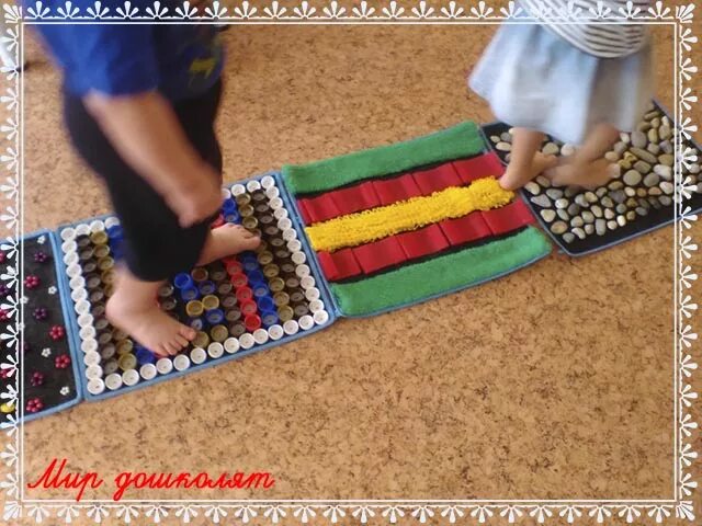 Массажный коврик для детей своими руками. Дорожка здоровья в детском саду своими руками. Массажные дорожки на участке. Оздоровительная дорожка для детей. Дорожка в садик плюс.